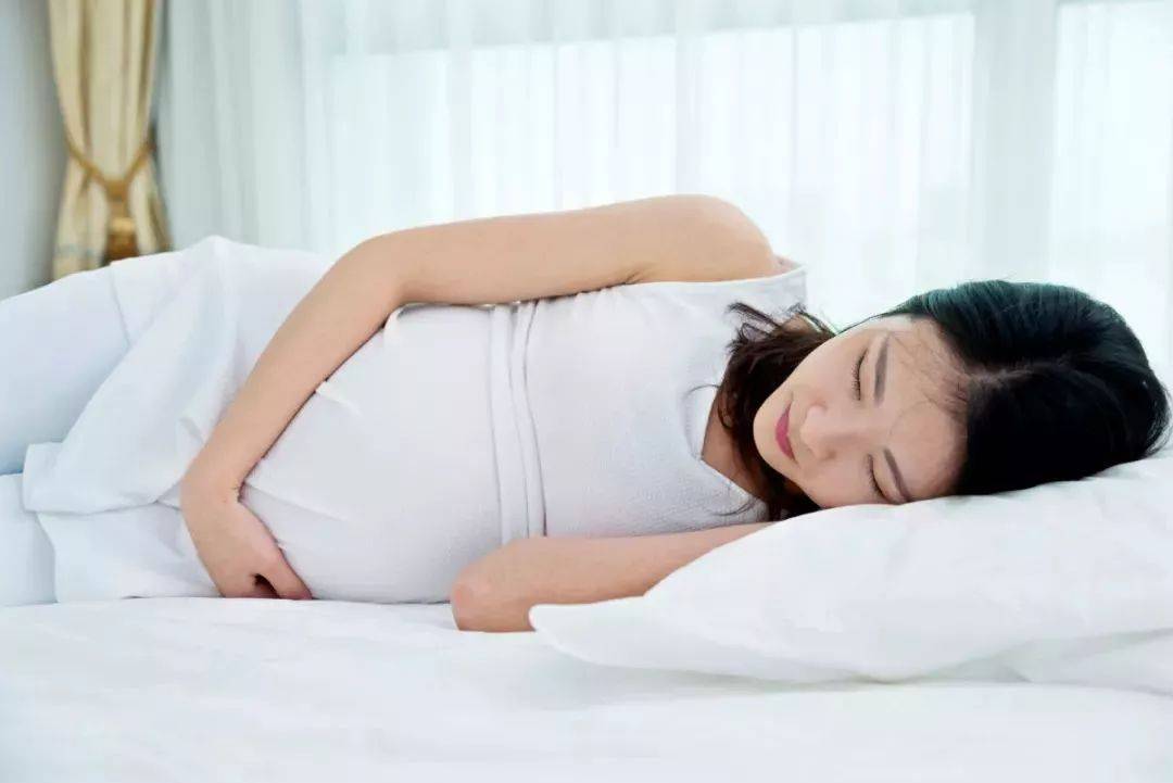平躺与侧躺,孕期睡姿到底该如何选择？孕早期和晚期有不小区别
