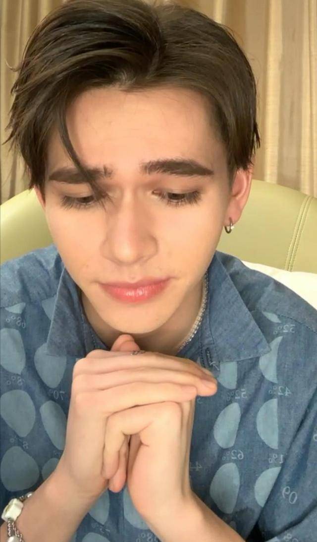 庆怜因为参加了创造营而人气高涨,在节目里面的表现非常好,他的性格也