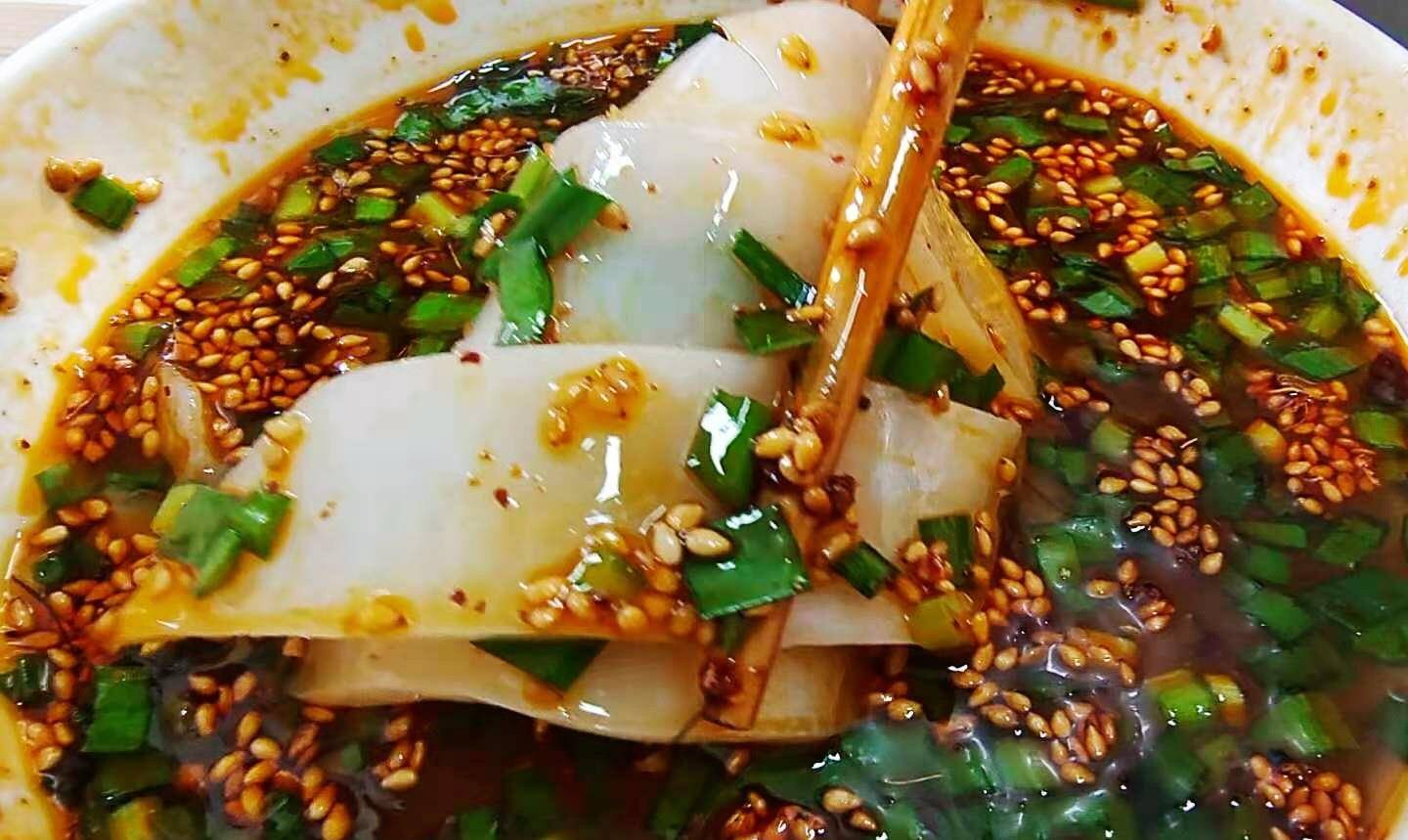 不是看着就很有食欲,三伏天暑热没胃口,给家人做一份这样的荞面凉粉吃