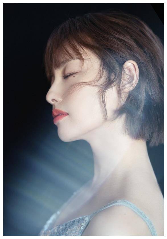 张嘉倪吊带裙现身活动瘦小白皙的手臂外露气质拿捏得刚刚好