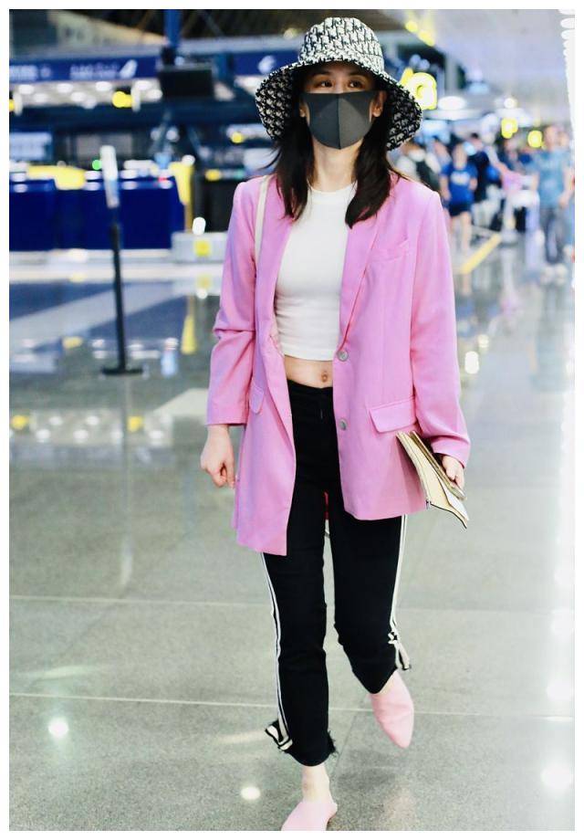 原创黄圣依新造型时髦减龄粉外套搭露脐白t秀平坦小腹好身材超赞