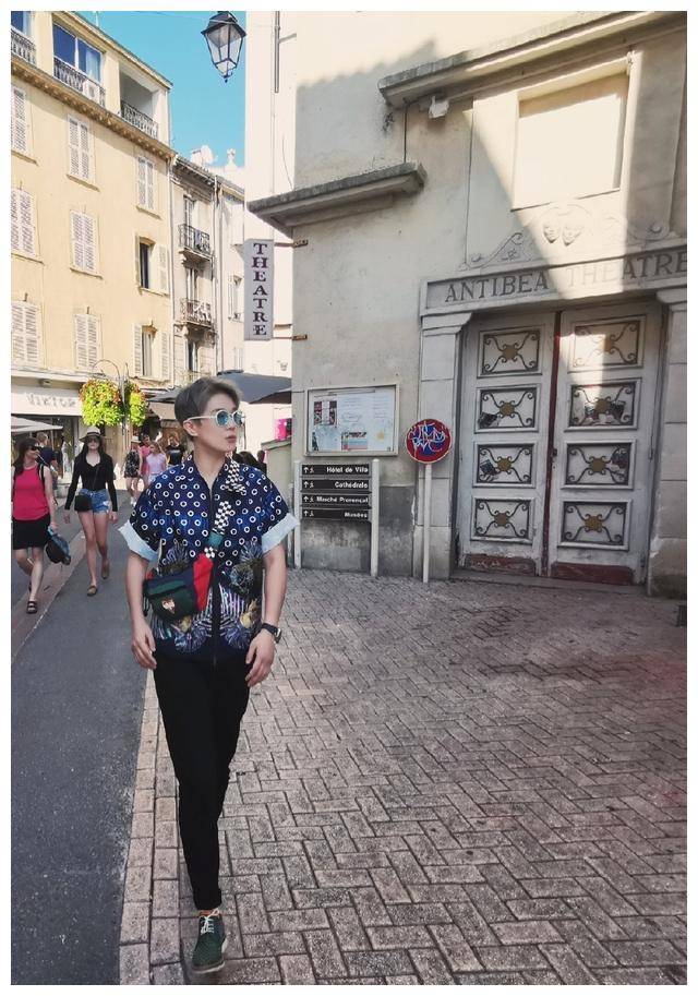 37岁刘力扬太会穿,中性风穿搭a到爆,齐耳短发比男生还帅