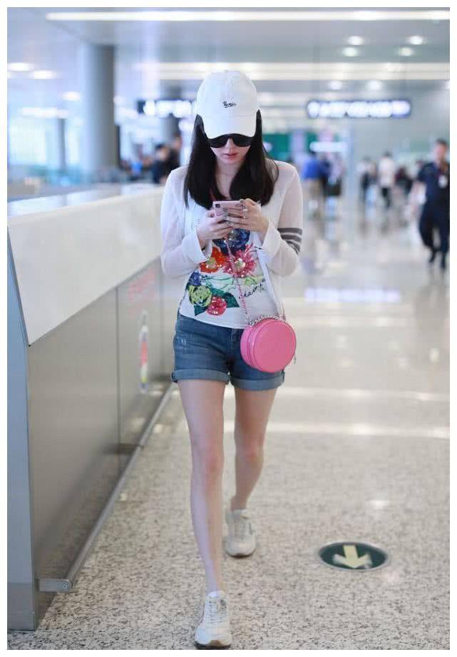 江铠同来机场,一件开衫搭印花t恤,再背个粉色包好有少女气息!