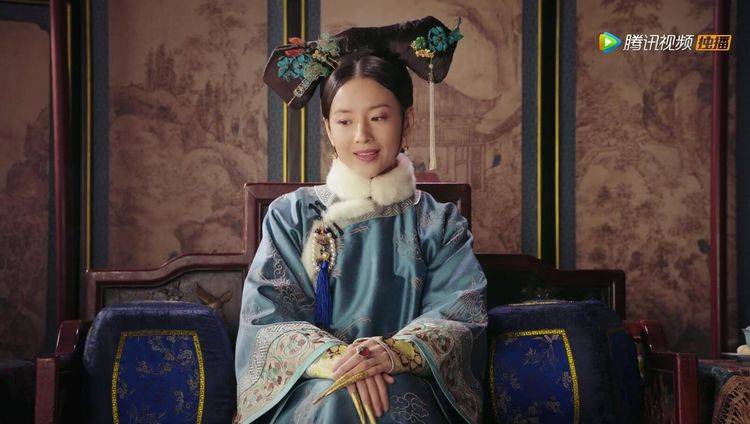 如懿传中,富察琅嬅的珍珠旗头搭配5套旗装,坐姿出落得雍容高贵_袖子