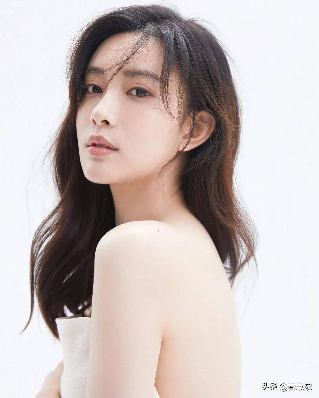 2019年1月,在电影《中国机长》中饰演头等舱女乘客;4月,出演古装历史