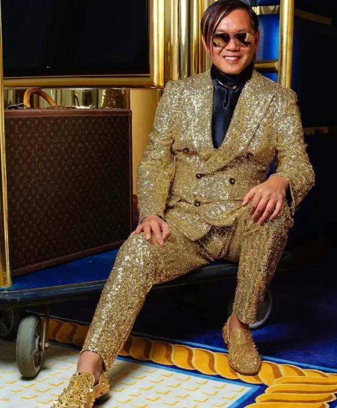 原创亿万富豪洪永时晒奢华近照证明了瘦死的骆驼比马大