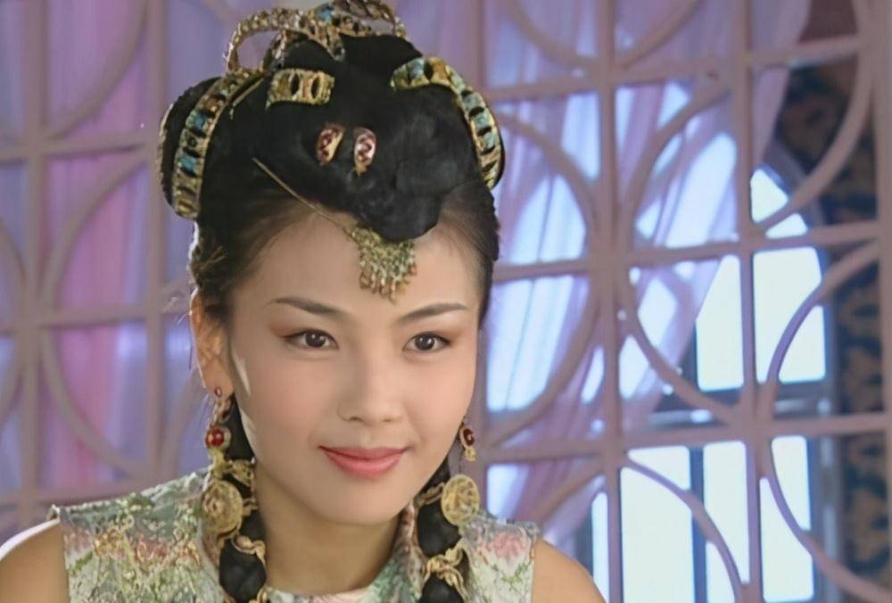 2003年她在《还珠格格3》中饰演慕莎公主,当年25岁的她,看起来反而