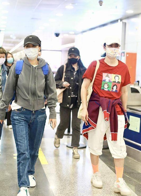 梁静那英合体,梁静身材爆肥满身褶皱,那英阿姨辈审美太有年代感_造型