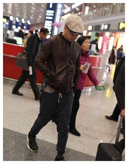 杨三十二郎走机场,皮衣搭配老头帽,47岁散发大叔魅力