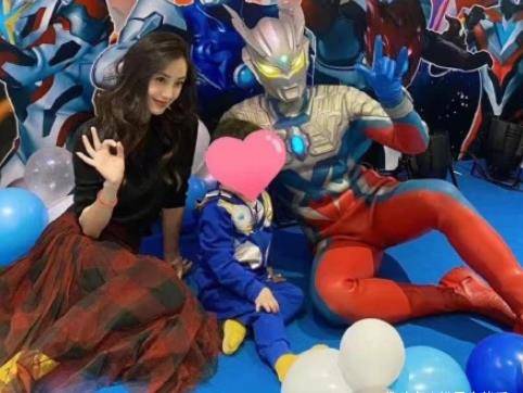 原创小海绵3岁生日现场照曝光baby与闺蜜合影吸睛唯独不见黄晓明