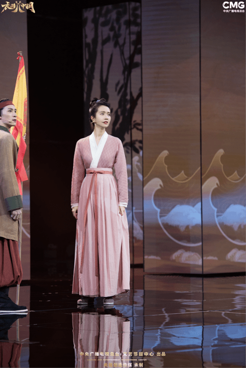 许龄月现身《衣尚中国》探寻"跃动之美"古装造型魂穿苗娘子_电视_节目
