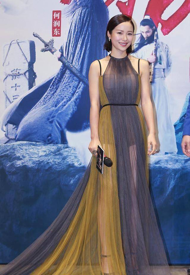 原创江一燕对身材有自信穿轻薄上衣秀内搭白皙肌肤一样惹人注意