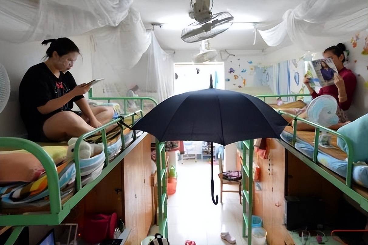 原创宿舍夏天没空调怎么办大学生花式避暑方式辅导员看到笑出声