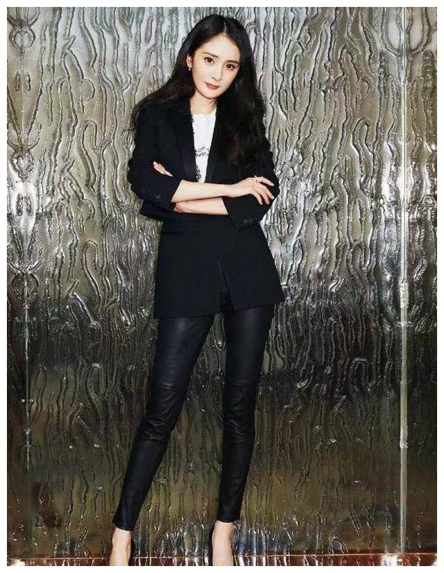 杨幂的这件西装同样适合帅气的皮裤,内挂是最简单最百搭的白t恤.