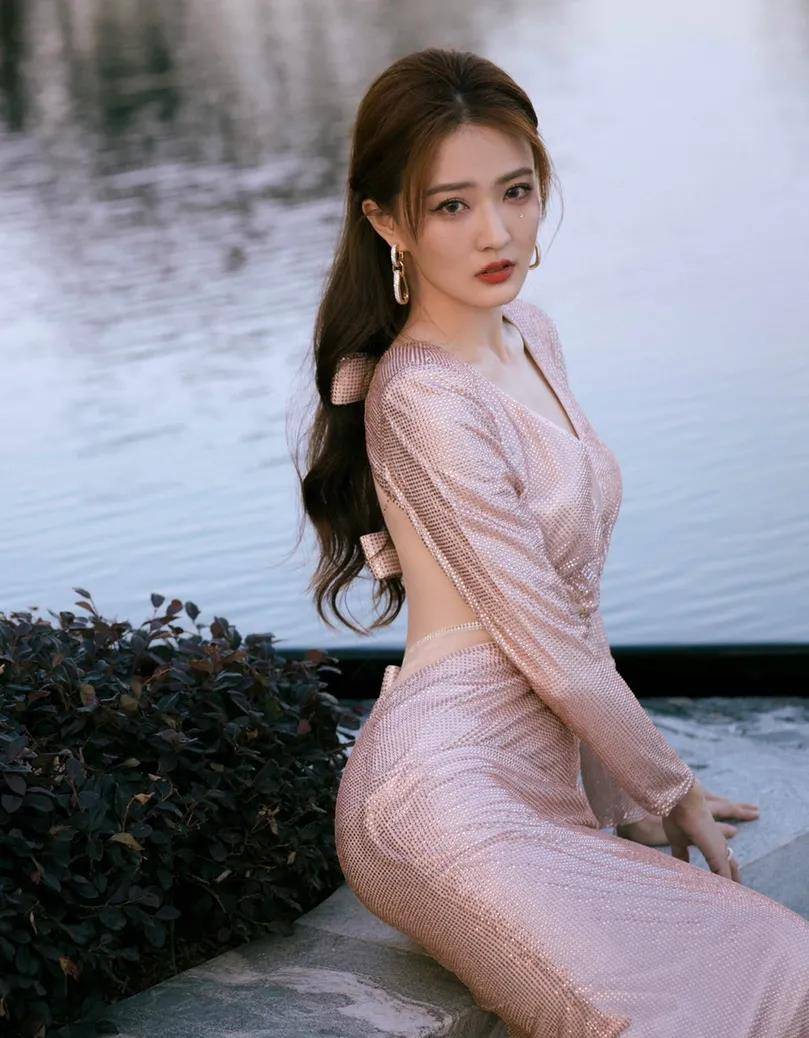 原创徐璐露背鱼尾裙宛若美人鱼时尚撩人