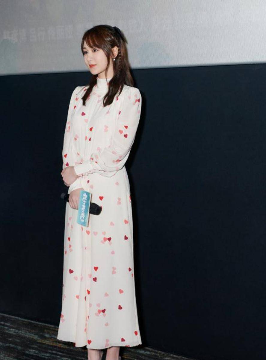 原创28岁的杨紫状态太好穿针织裙搭配尖头高跟鞋高级减龄美丽大方
