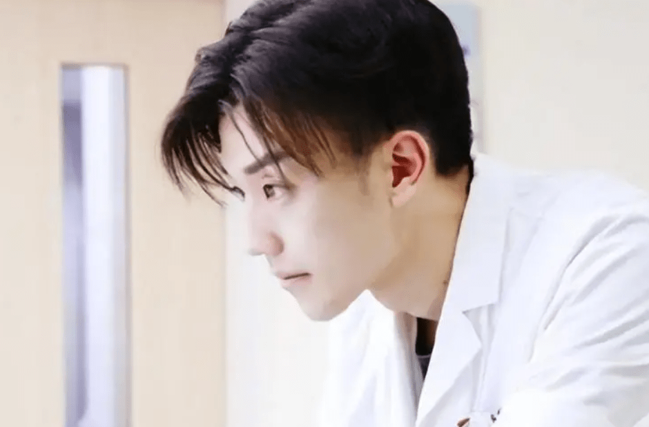 学历也让人十分羡慕,堪称现实版江直树_工作_医学生_学医