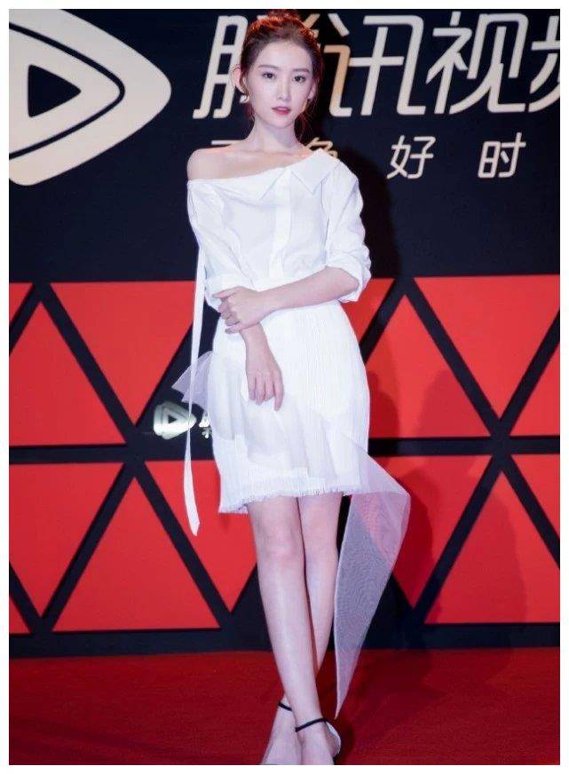 原创她是全职高手里的唐柔穿彩色亮片裙亮相意外很时髦