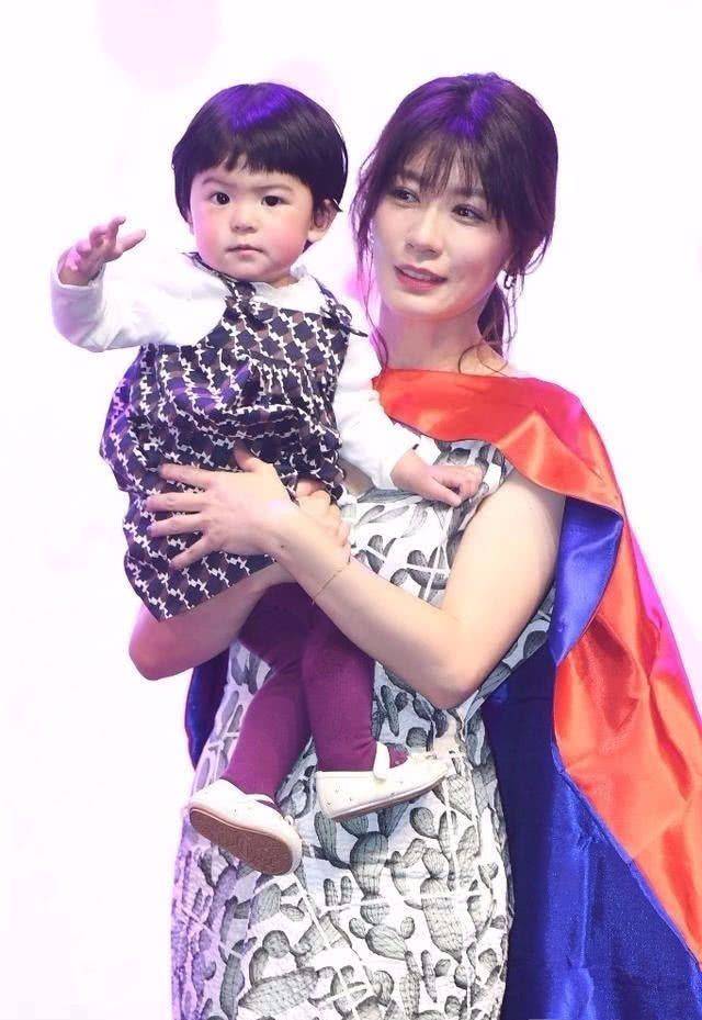 两大萌神碰头,贾静雯不担心嗯哼"撩"咘咘,只因他这个意外举动_霍思燕