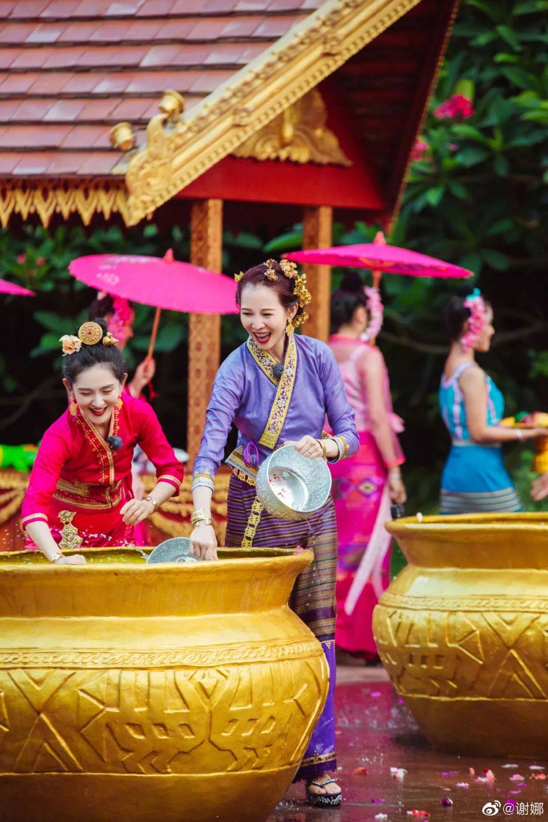 湖南卫视#妻子的浪漫旅行#西双版纳站,看明星们穿上传统傣族服饰