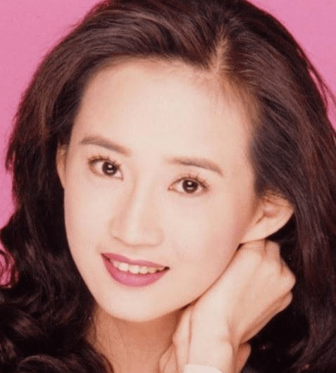 而现在要提到的这位人物,也同样在人生半道选择了出家.