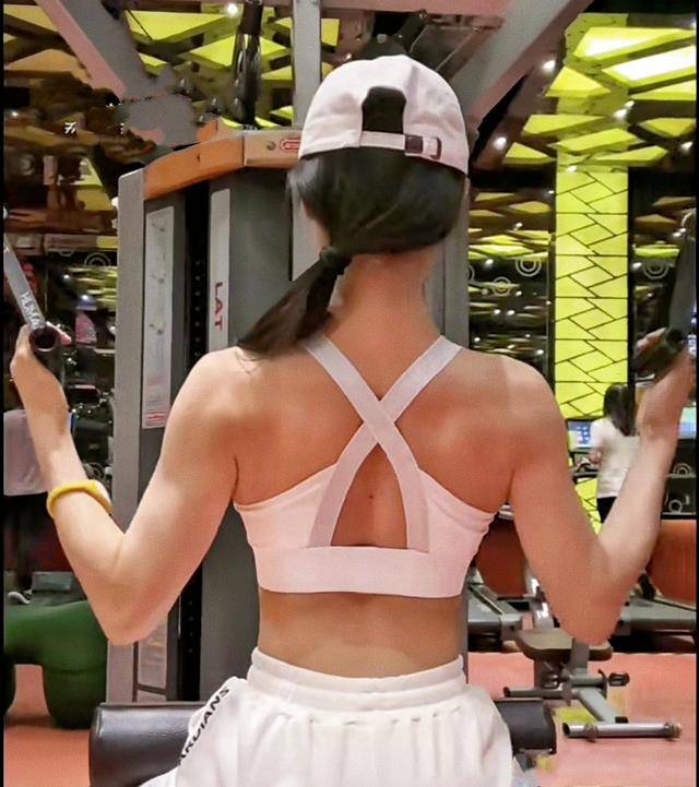 原创大表姐刘雯在节目中再走秀衣架子身材真优秀超模气质绝了