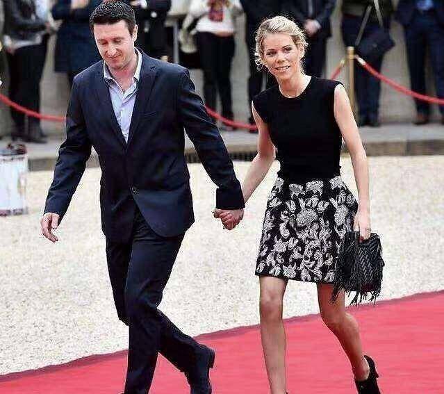 原创30岁马克龙迎娶54岁妻子新娘穿短裙秀美腿手牵孙女结婚太雷人