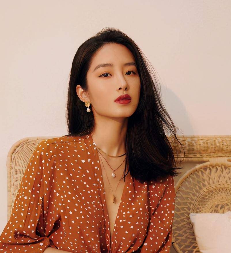 被冯小刚赞纯洁冯女郎跟大三十岁男友相恋29岁成复古女神