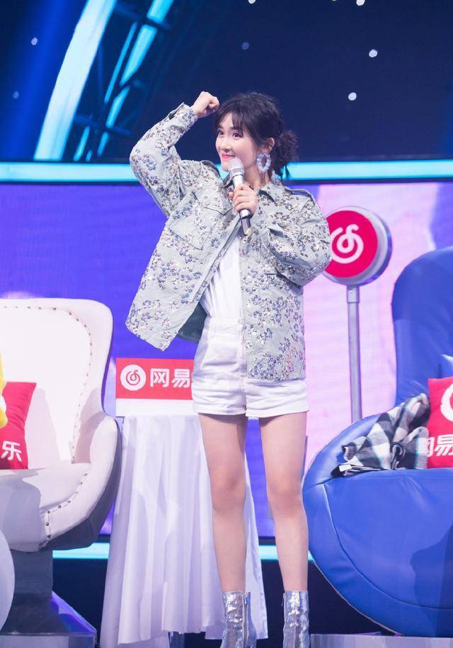 谢娜身穿一件亮片牛仔衣搭配上超短裤,显得活力满满,一双雪白美腿非常