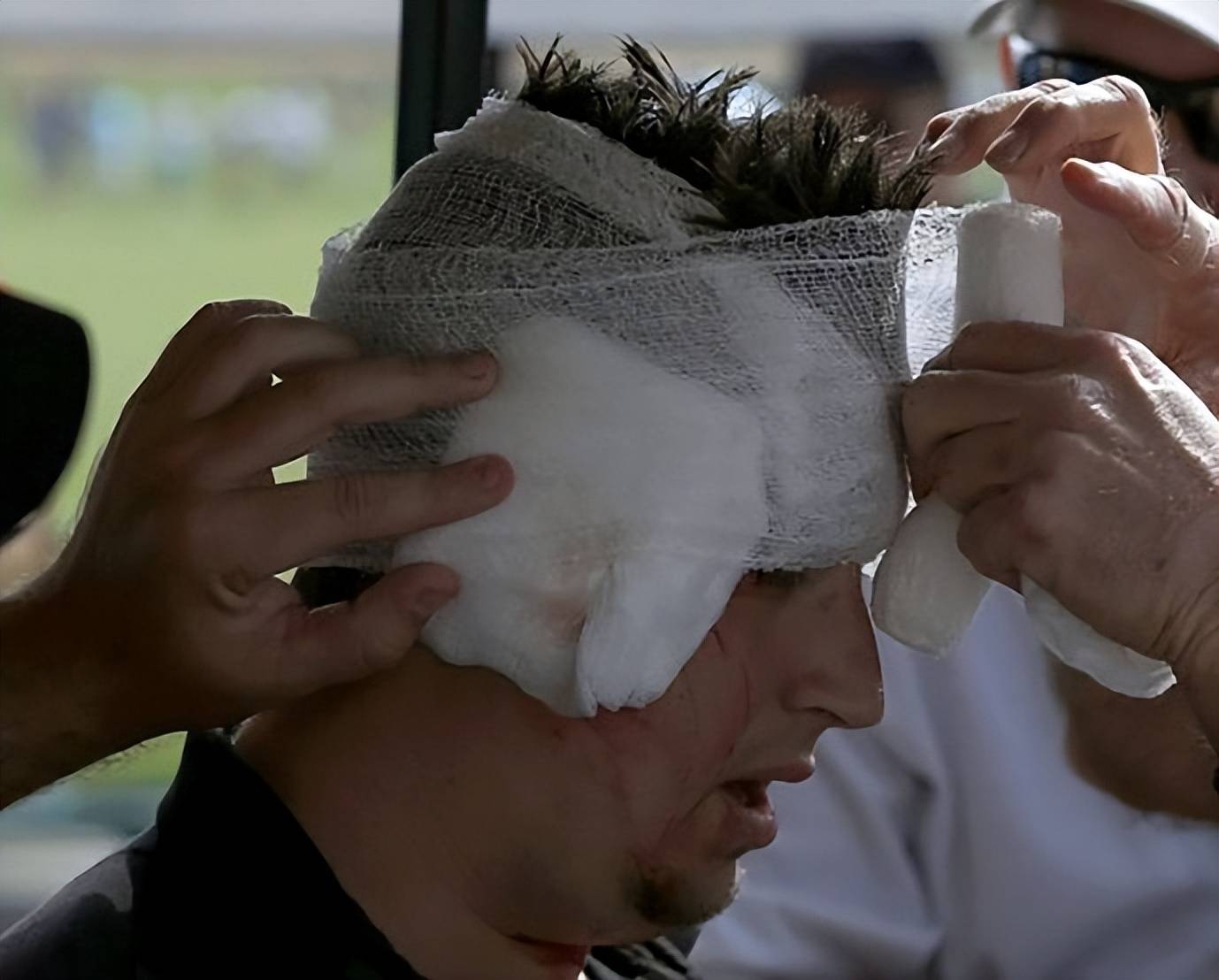 原创啤酒瓶砸头很容易碎别被电影道具给骗了头破了啤酒瓶都没碎