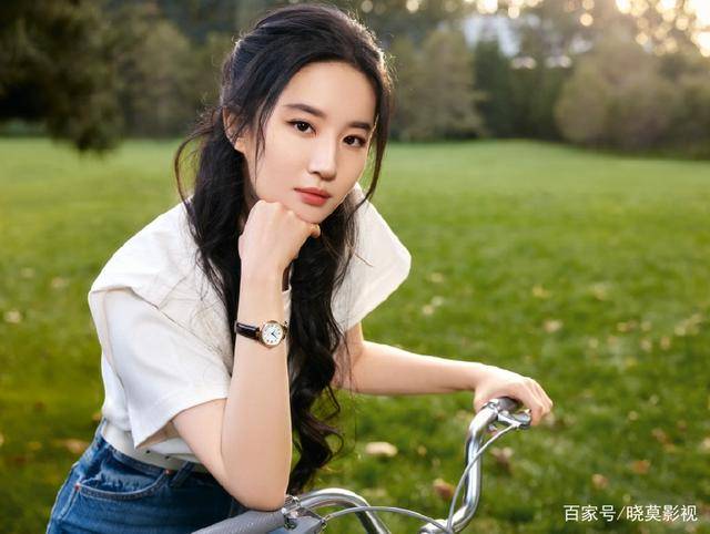 神仙姐姐刘亦菲2022年大片曝光,穿搭白色T恤配牛仔裤清新优雅美照_女神_照片_晓莫小