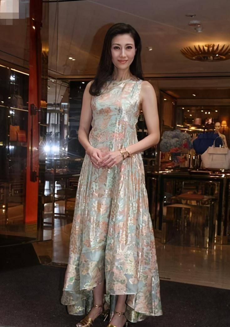 原创李嘉欣不愧是老牌的港姐冠军50岁颜值身材几乎没有变化