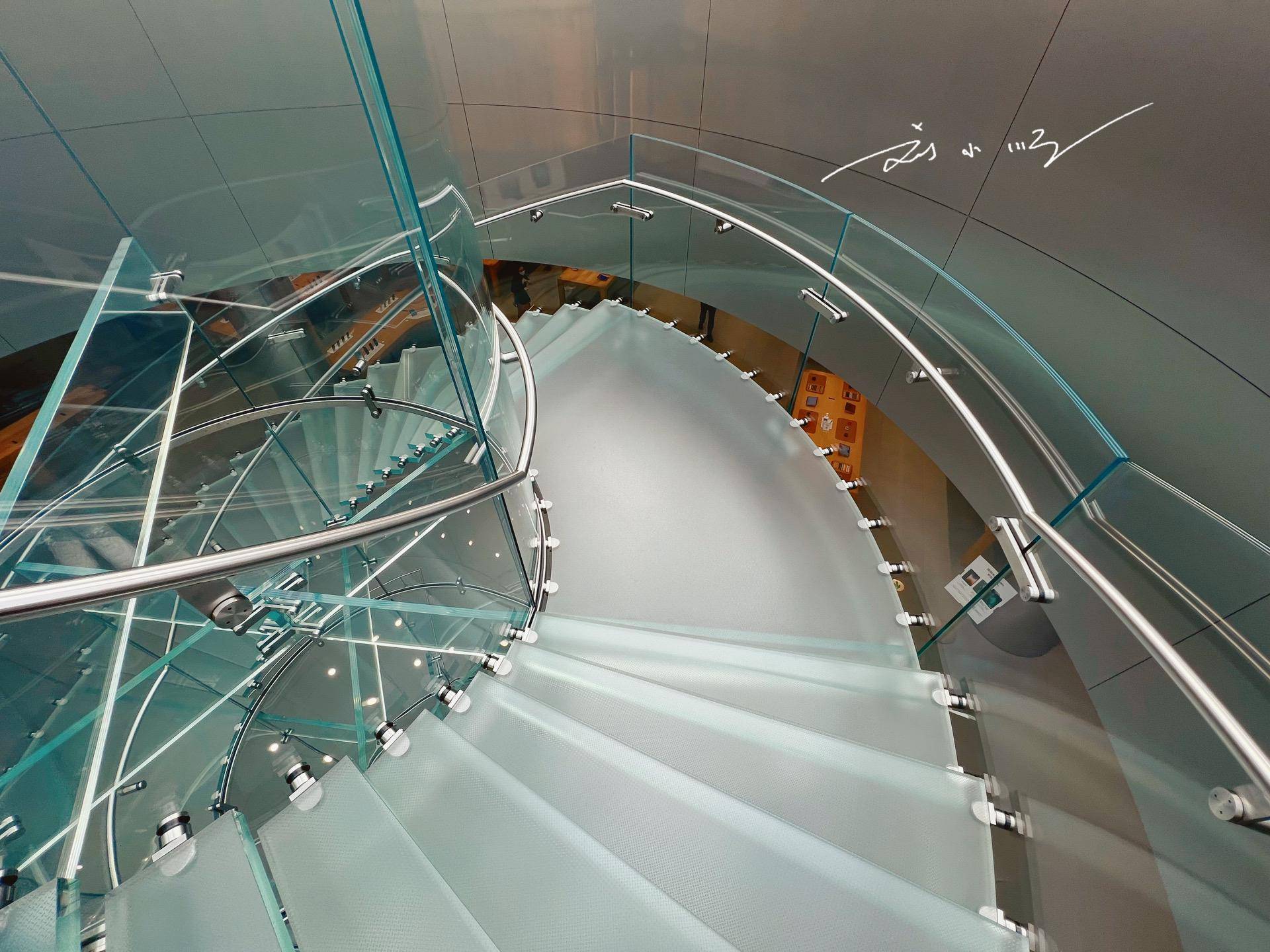 实拍重庆苹果专卖店,靠近解放碑,入口很有特色,楼梯还是半透明_自营