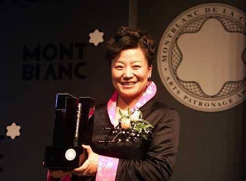 虽然他比小香玉小了好几岁,但是,身为小香玉的铁粉,樊泽峰却对小香玉