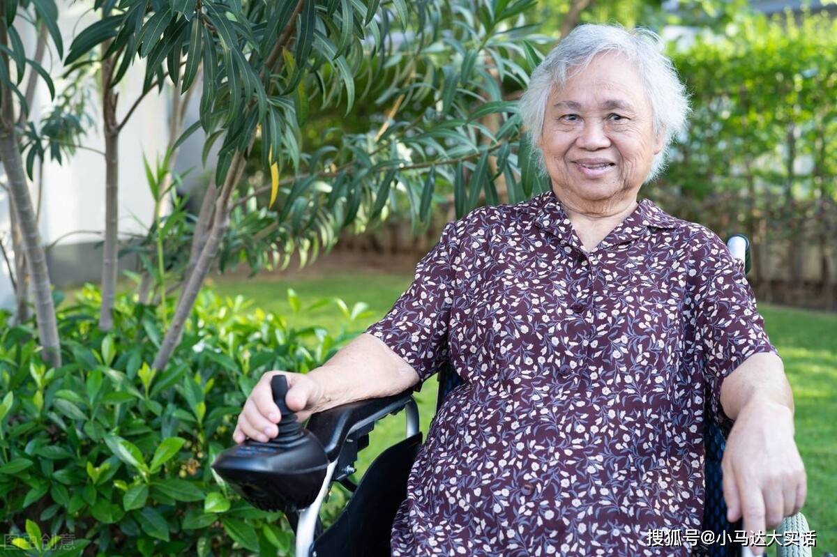 原创71岁大妈坦言女人晚年单身时请个男保姆养老比找老伴更自在
