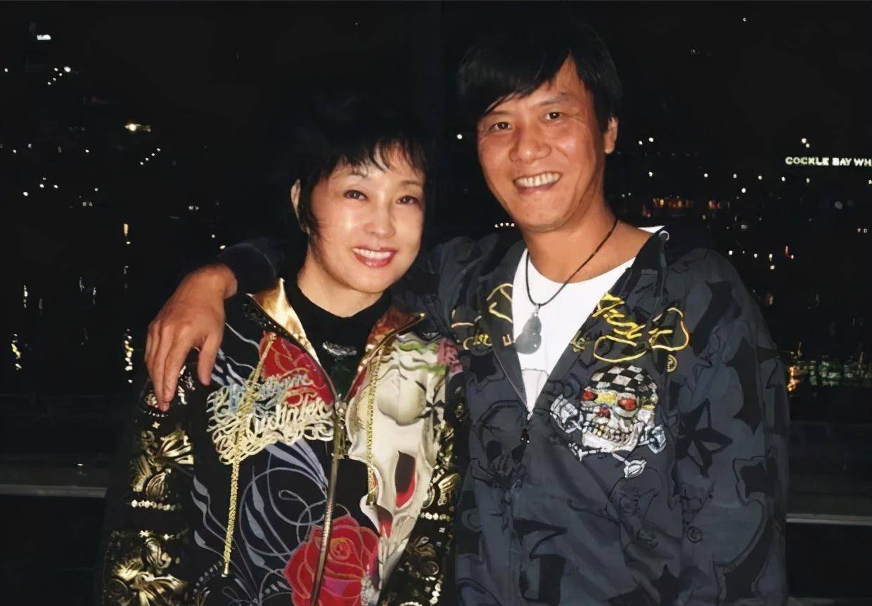 第一任丈夫王立,结婚第四天刘晓庆就离开了;第二任丈夫陈国军,结婚