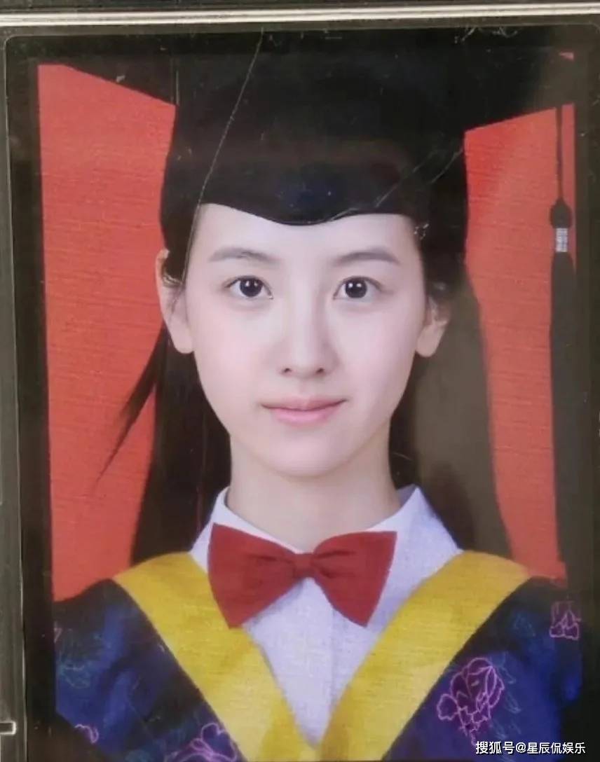 从演员回归到素人,颜值也不赖在她的一张大学毕业照中陈都灵身穿黑色