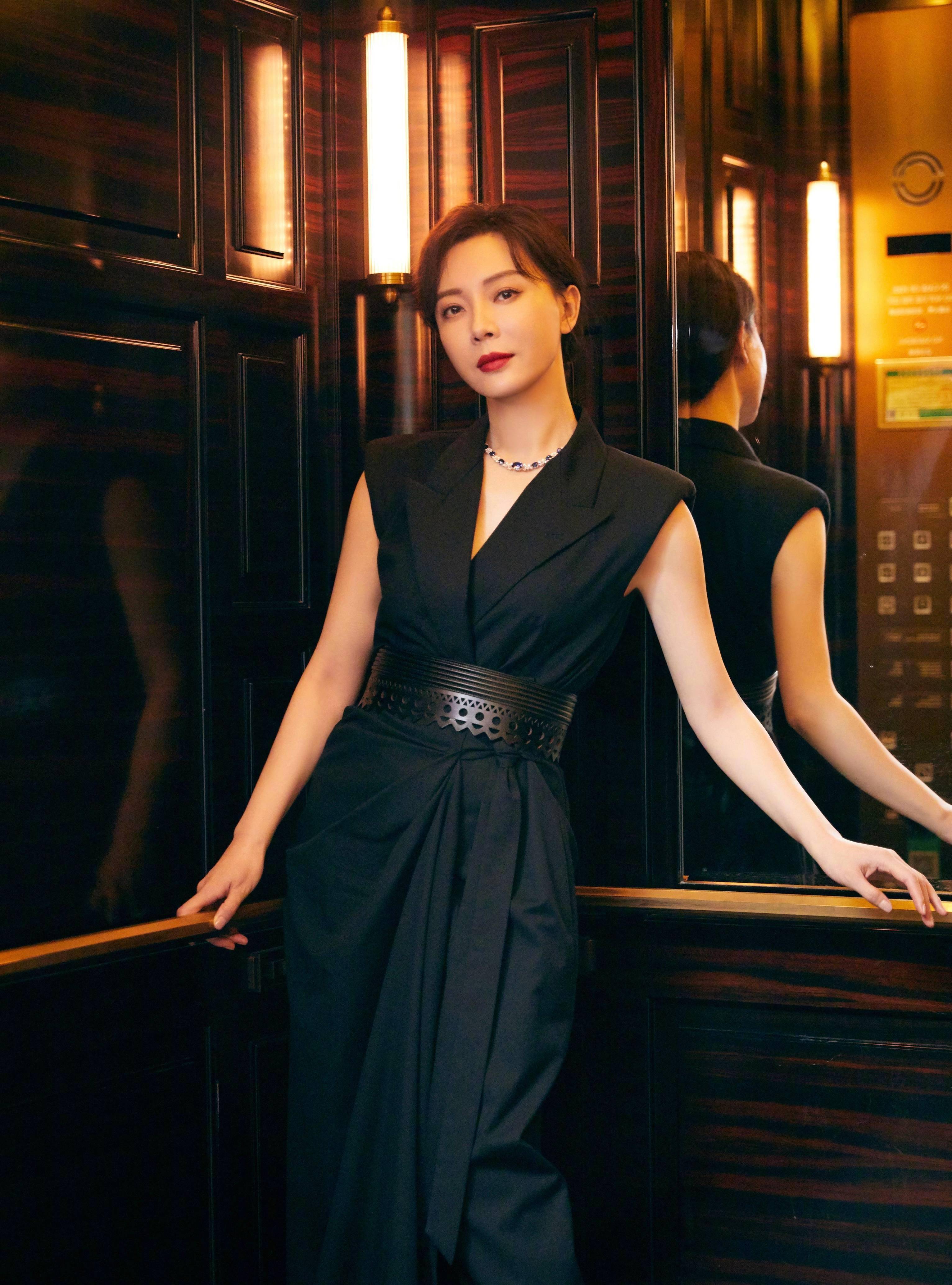 原创刘涛陈数两位女神告诉你女人过了40岁如何穿优雅显气质