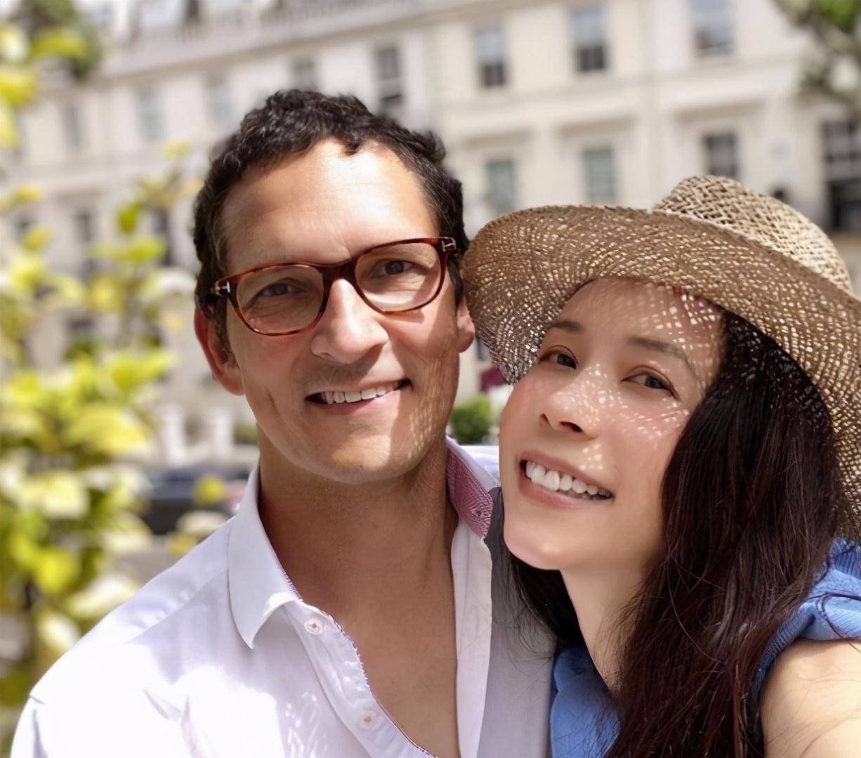 50岁莫文蔚素颜松垮,罕见晒外籍老公合照,甘愿不育做仨娃后妈_丈夫