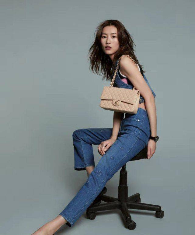 原创刘雯穿牛仔吊带配香奈儿气质甜美超模身材比例完美时尚迷人