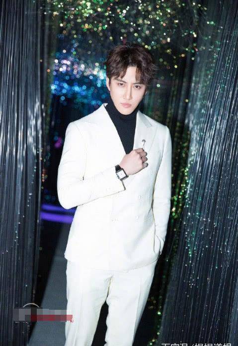 换上白色西装的mike更是帅到一发不可收拾,白色西装外套搭配同款西装