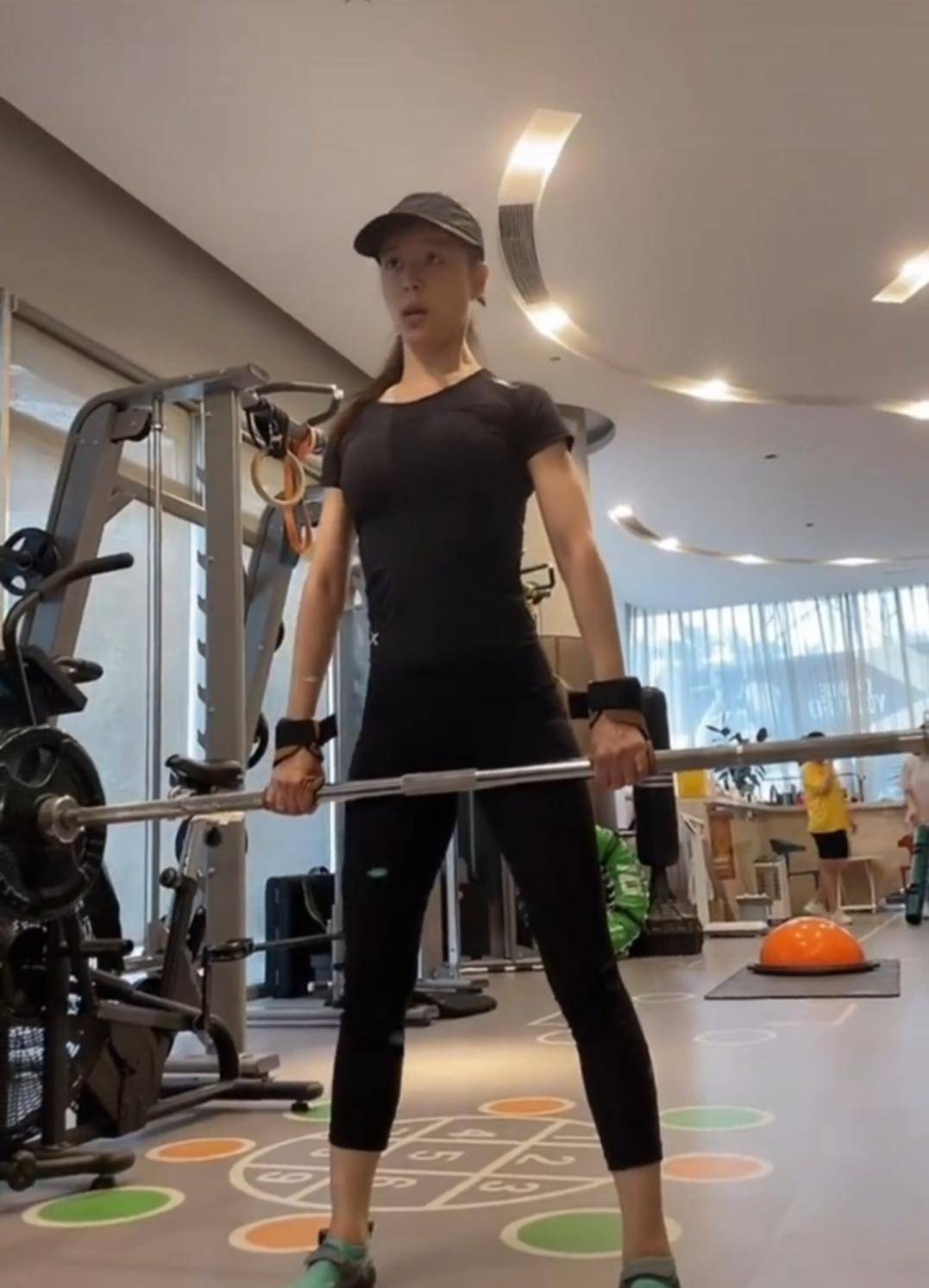 张静初晒撸铁照一身腱子肉紧致不松弛运动的人素颜就是年轻