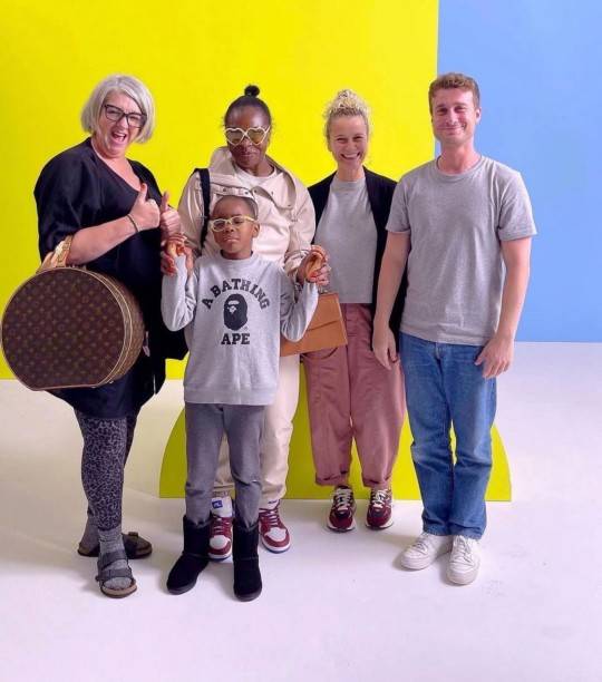 詹姆斯与妈妈迪奥在幕后拍摄(图片:@james_zebedeetalent / mercury