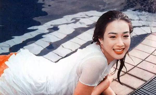 原创             49岁钟丽缇“酷爱”时尚衣，细腰太过抢眼，张伦硕娶到真是赚了