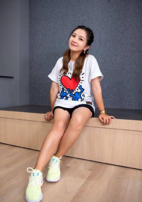 原创何洁生图再次打脸精修赶时髦穿报纸西装穿超短裙露大象腿