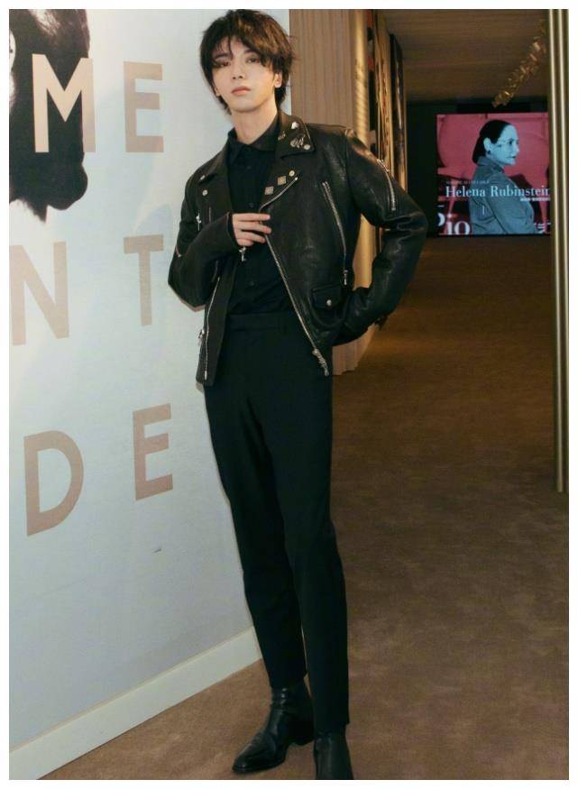 原创华晨宇和外国美女同框穿上直筒裤却比她腿还细这腿真实的么