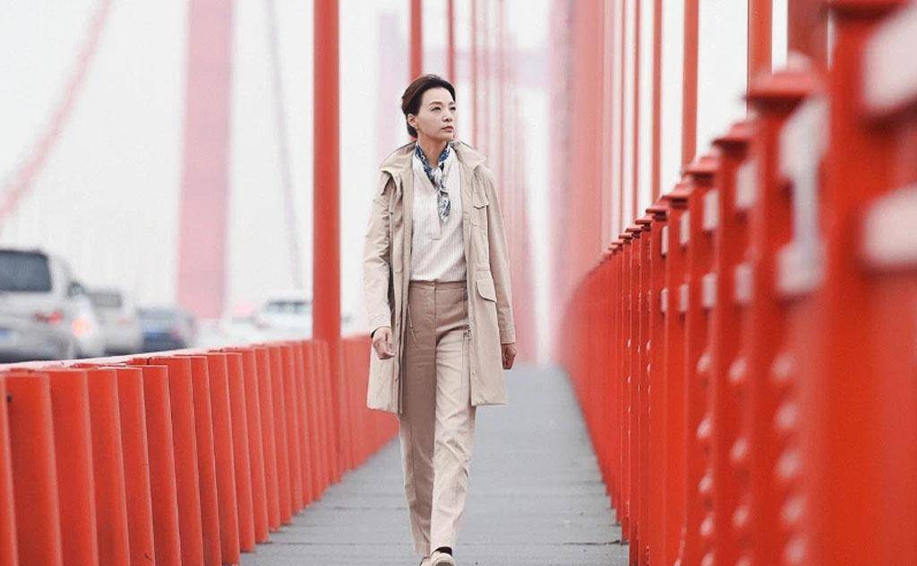 原创董卿一亮相就是文艺大女主穿风衣吃热干面扎丸子头不像47岁