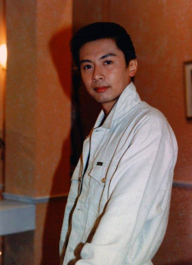 原创香港富少何宝生放弃百亿家产38岁出家凌晨3点起床诵经参禅