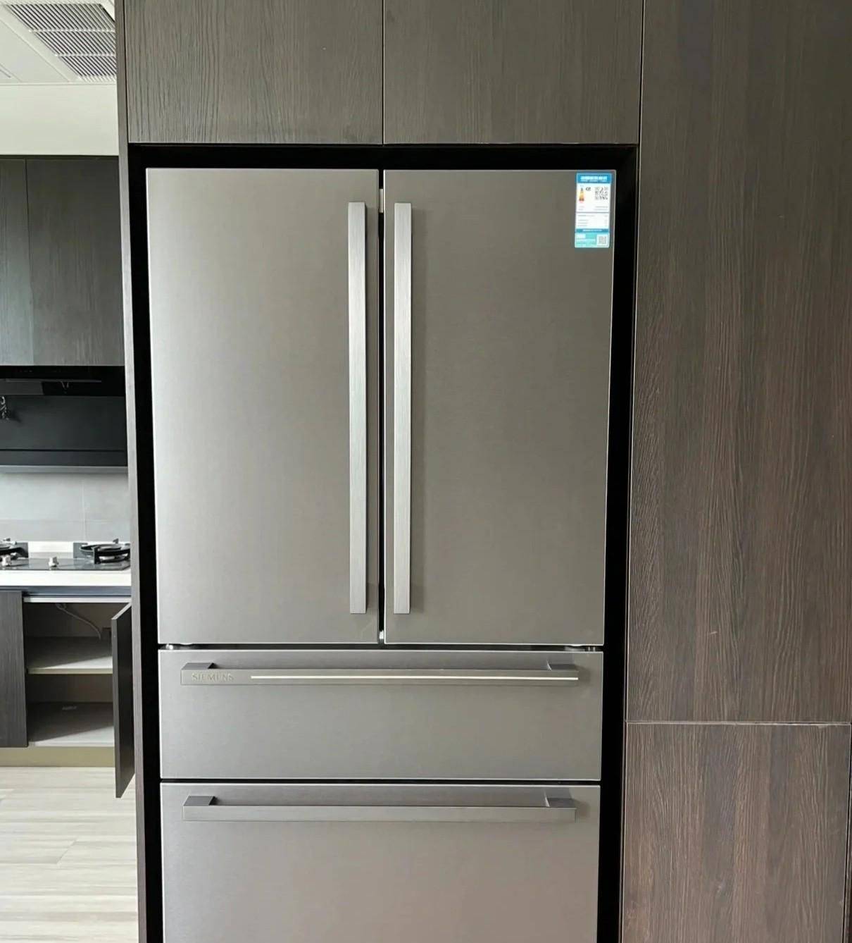 ㈦:买金属面板冰箱,不买玻璃面板冰箱我们买电冰箱的时候,还要注意电