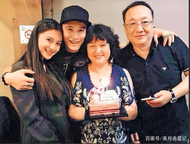 演员黄晓明一场婚姻让他脱一层油离婚5个月母亲仍有悲痛